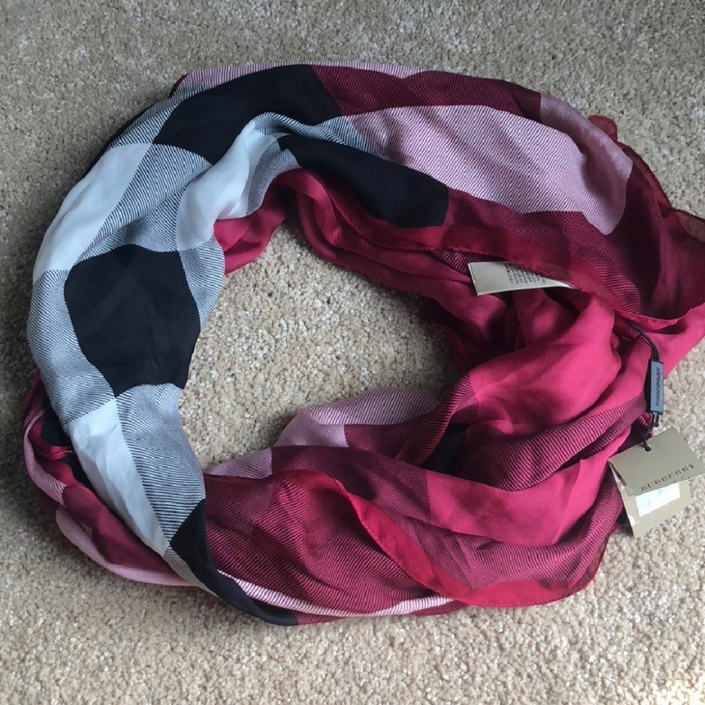 PRE-BLACK FRIDAY! Burberry Silk Check Scarf